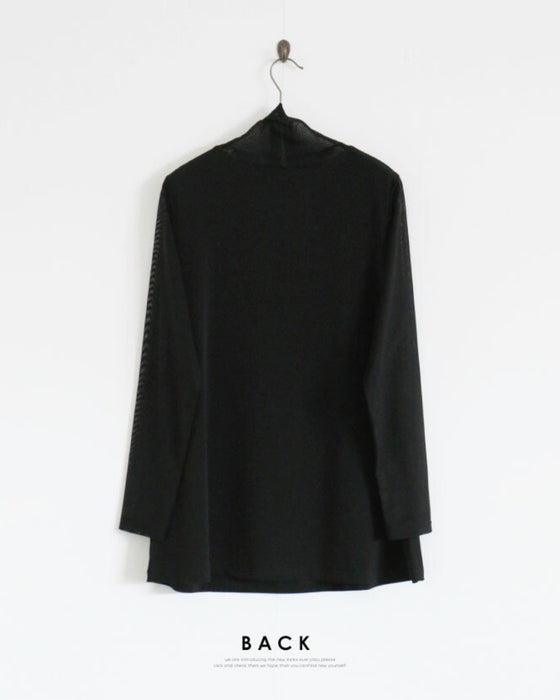 Be it the main piece or layered. Create an atmosphere with just one piece! Sheer top in black
