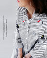 A casual and playful look. Striped and embroidered shirt. 