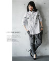 A casual and playful look. Striped and embroidered shirt. 