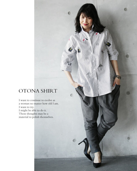 A casual and playful look. Striped and embroidered shirt.