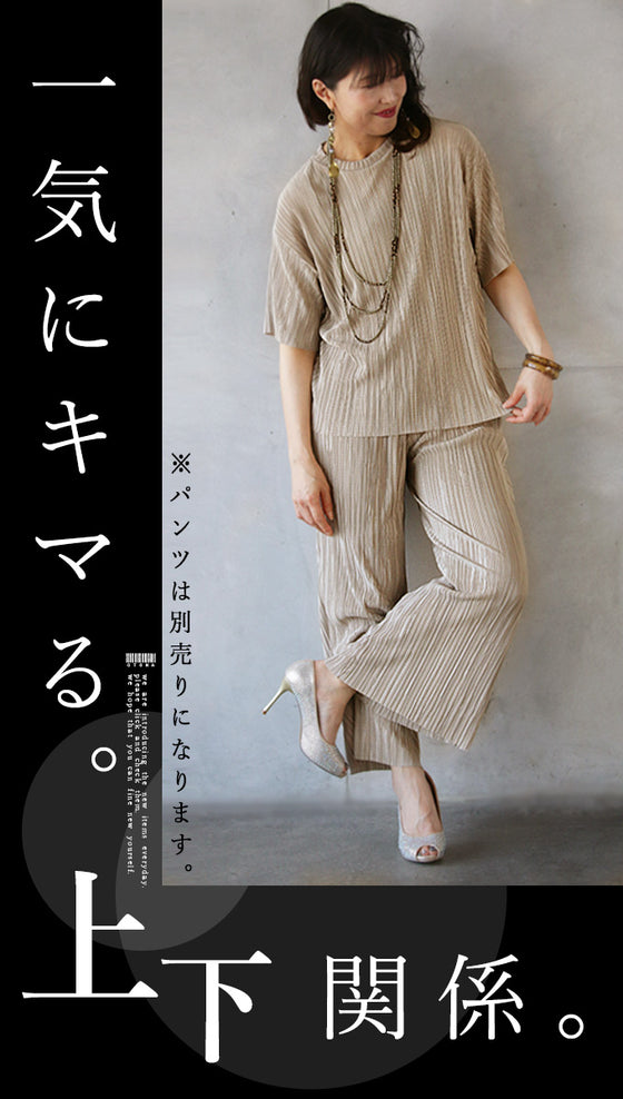 A rough yet elegant pleated top for adults