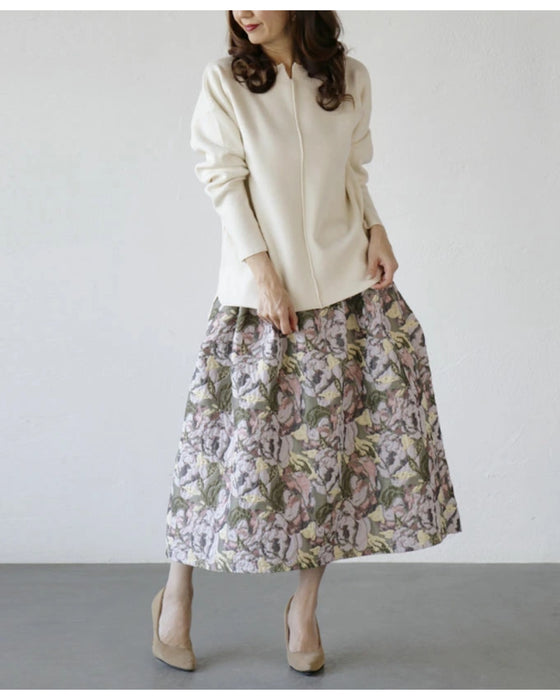 A volume flare skirt with a captivating silhouette (pink)