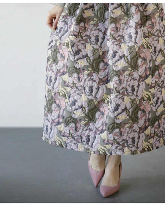 A volume flare skirt with a captivating silhouette (pink)