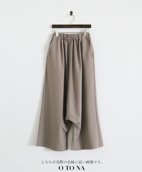 小粋な大人のパンツスタイルにはコスパ最強「エレガントサルエル」を選ぶべし