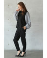 A cute and mature sleeve-conscious top with a sharp shape