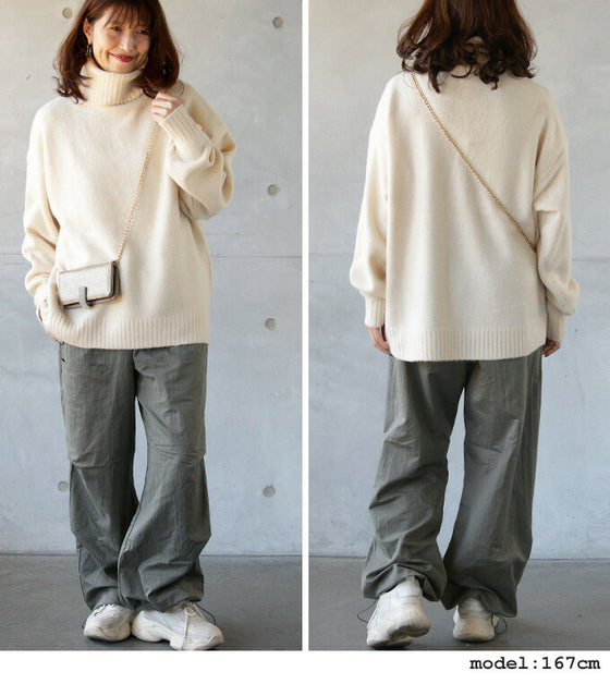 Lightweight and relaxed turtleneck with a modern silhouette