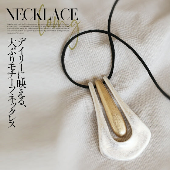 A large motif suede string long necklace that looks great on a daily basis