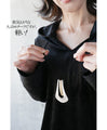 A large motif suede string long necklace that looks great on a daily basis