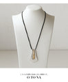A large motif suede string long necklace that looks great on a daily basis