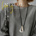 A large motif suede string long necklace that looks great on a daily basis