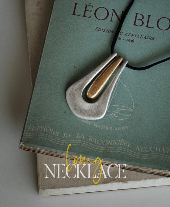 A large motif suede string long necklace that looks great on a daily basis