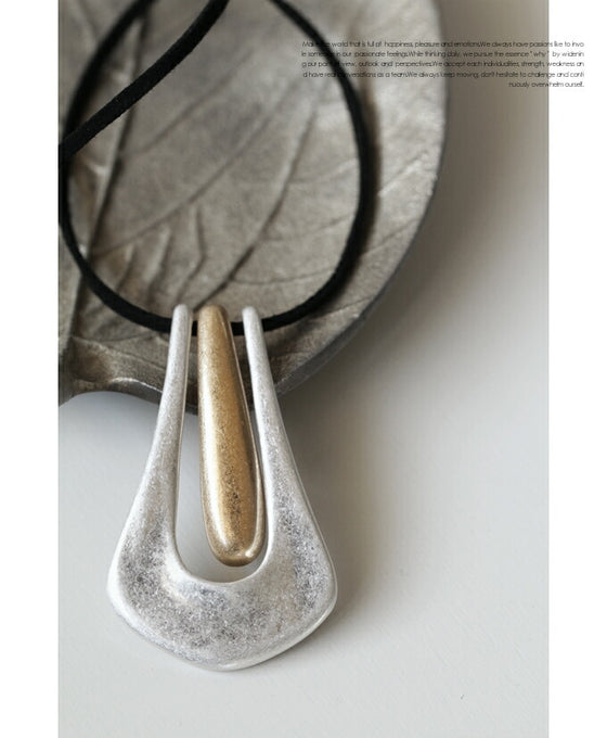 A large motif suede string long necklace that looks great on a daily basis