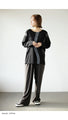 A simple yet unique top with a supple curved line that makes you look slimmer.