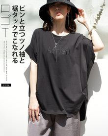  A logo T-shirt with sharp horn sleeves and tucked hem for a sophisticated look