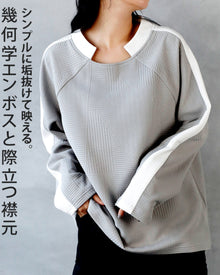  A simple yet striking pullover with geometric embossing and a striking collar