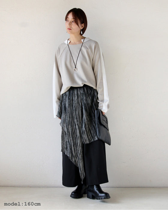 シンプル映えする 幾何学エンボスと際立つ襟元プルオーバー