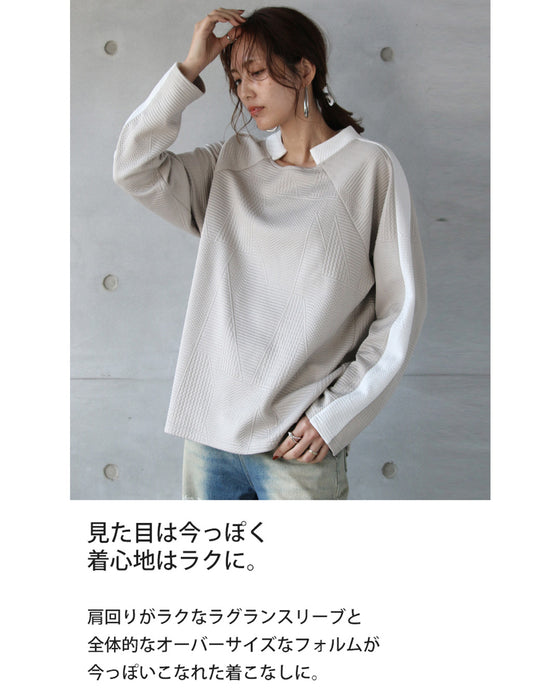 シンプル映えする 幾何学エンボスと際立つ襟元プルオーバー