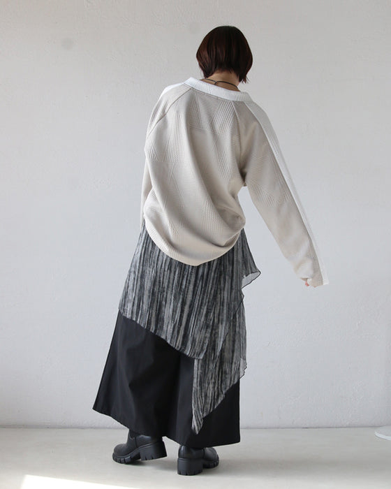 シンプル映えする 幾何学エンボスと際立つ襟元プルオーバー