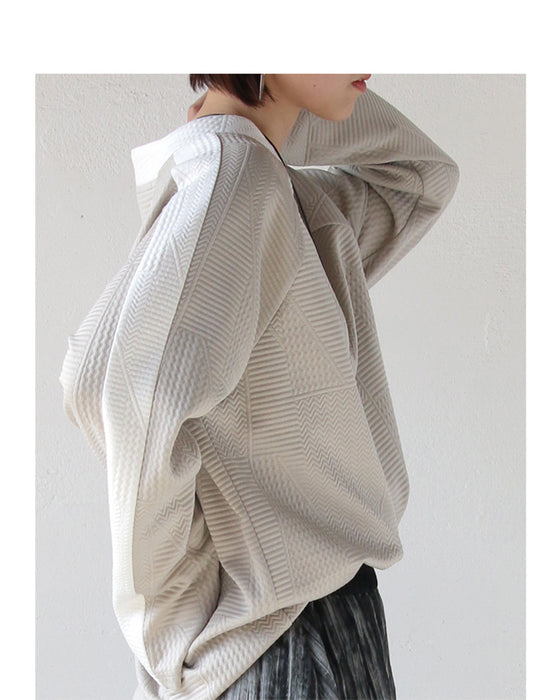 シンプル映えする 幾何学エンボスと際立つ襟元プルオーバー