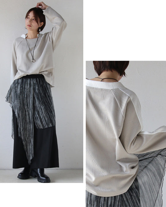 シンプル映えする 幾何学エンボスと際立つ襟元プルオーバー