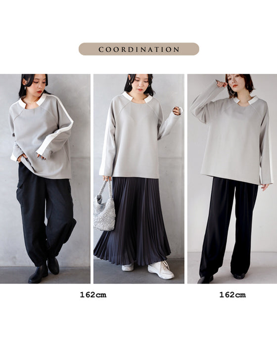 シンプル映えする 幾何学エンボスと際立つ襟元プルオーバー