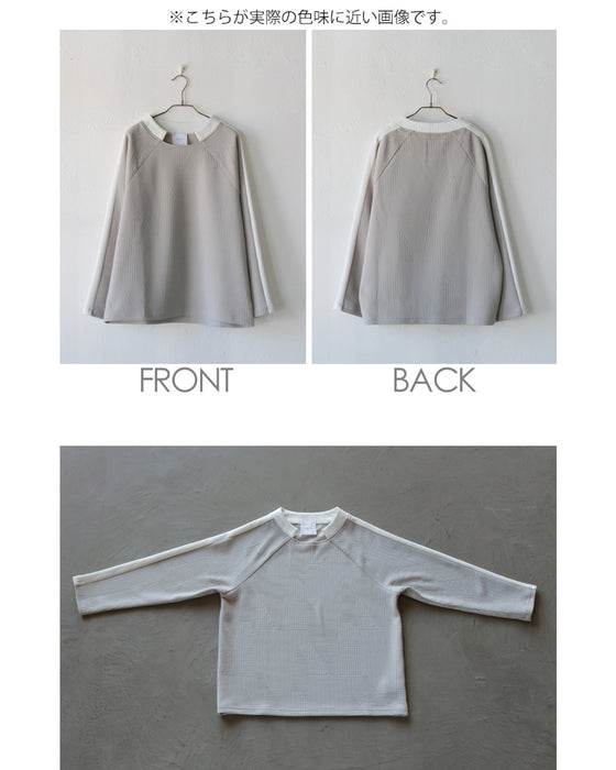 シンプル映えする 幾何学エンボスと際立つ襟元プルオーバー