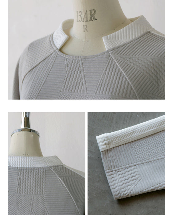 シンプル映えする 幾何学エンボスと際立つ襟元プルオーバー