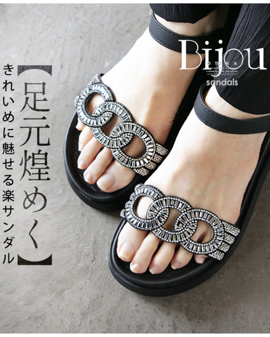 足元煌めく きれいめに魅せる 楽サンダル
