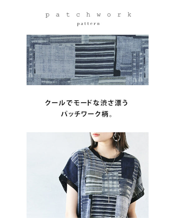 トーンを抑えた大人のクール柄トップス