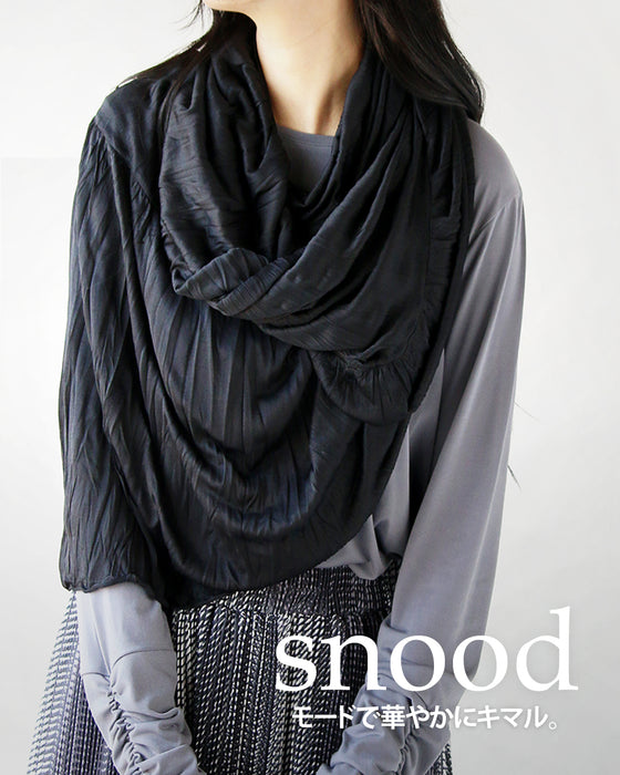 A fashionable and glamorous snood