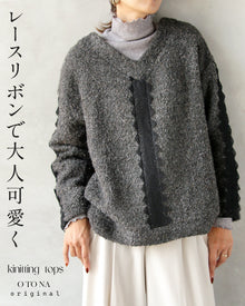  A textured knit top with lace ribbon for a mature and cute look