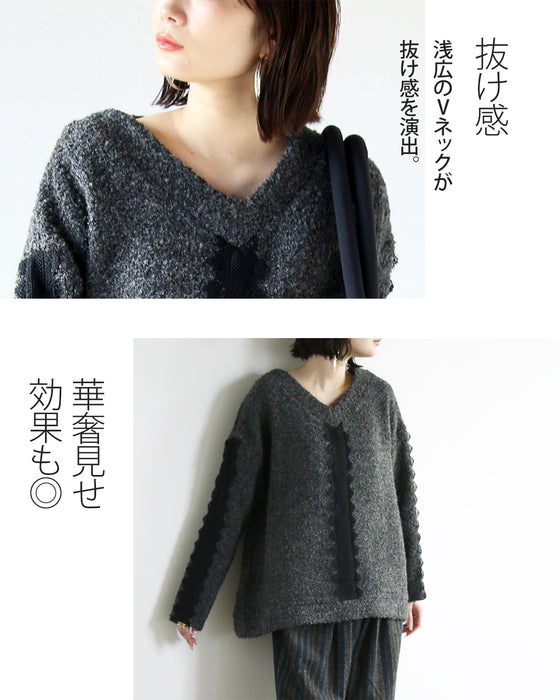 A textured knit top with lace ribbon for a mature and cute look
