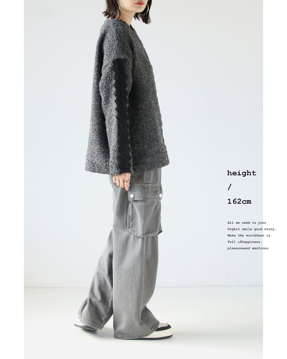 A textured knit top with lace ribbon for a mature and cute look