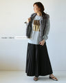 Foil print tops that make long-sleeved T-shirts more mature