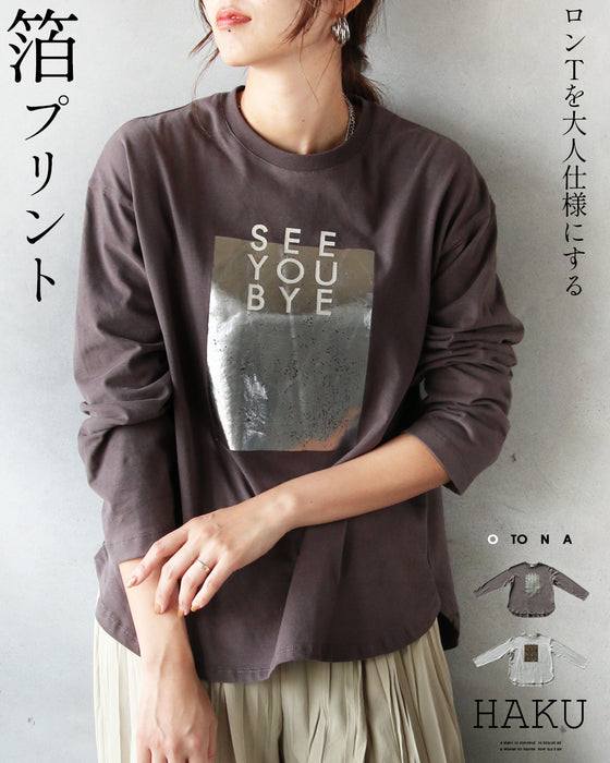 Foil print tops that make long-sleeved T-shirts more mature