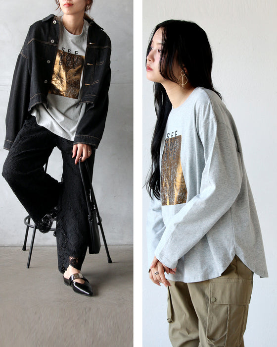 Foil print tops that make long-sleeved T-shirts more mature