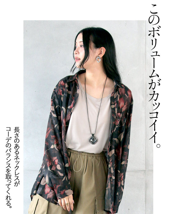 A bejeweled necklace with a special presence
