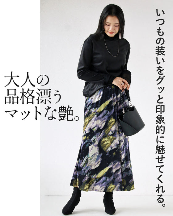 マットな艶感。華やかさ増すベロアスカート