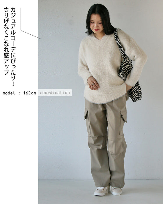 The key is the tucks. Versatile cargo pants in beige