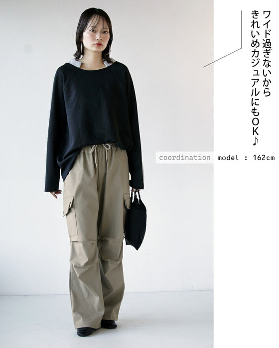 The key is the tucks. Versatile cargo pants in beige