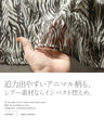 軽快な透け感で魅せる ゼブラ柄シアーシャツ