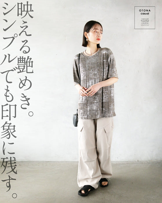 光を纏う。大人の箔プリントTシャツ