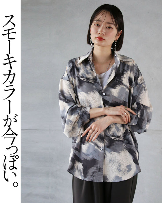 じわっと色付くスモーキーな柄シャツ