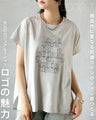 ロゴの魅力。無造作に重なる刺繍ラインがシャレ感つくる大人のカジュアルTシャツ