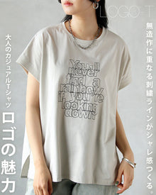  ロゴの魅力。無造作に重なる刺繍ラインがシャレ感つくる大人のカジュアルTシャツ