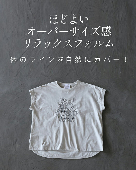 ロゴの魅力。無造作に重なる刺繍ラインがシャレ感つくる大人のカジュアルTシャツ