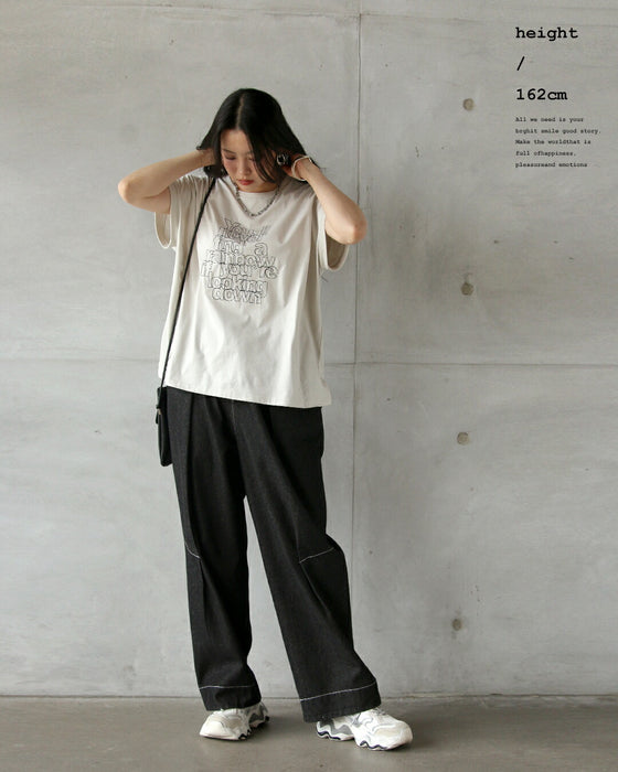 ロゴの魅力。無造作に重なる刺繍ラインがシャレ感つくる大人のカジュアルTシャツ