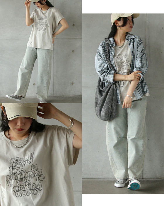 ロゴの魅力。無造作に重なる刺繍ラインがシャレ感つくる大人のカジュアルTシャツ
