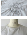 ロゴの魅力。無造作に重なる刺繍ラインがシャレ感つくる大人のカジュアルTシャツ
