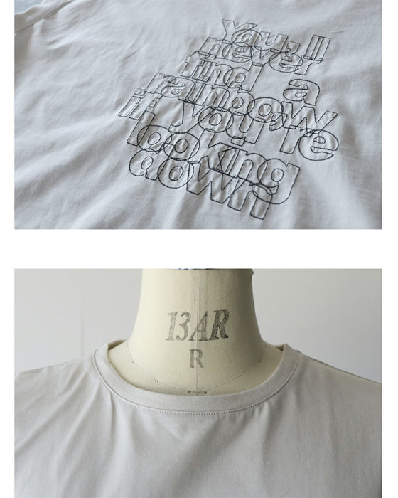 ロゴの魅力。無造作に重なる刺繍ラインがシャレ感つくる大人のカジュアルTシャツ